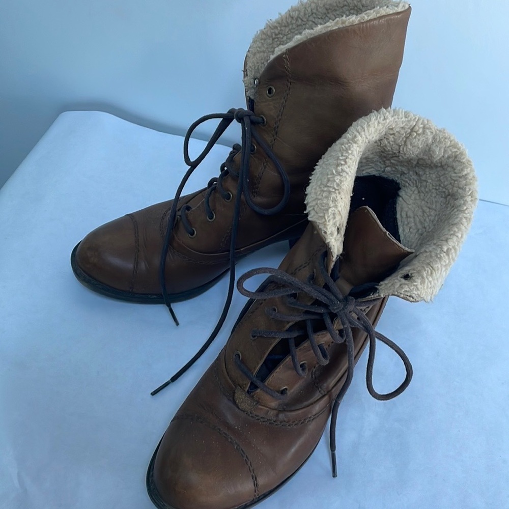 Tan ankle granny boots with shearling trim and lace up front.